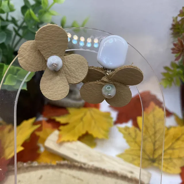 Boucles d’oreilles Éclose, fleur en cuir