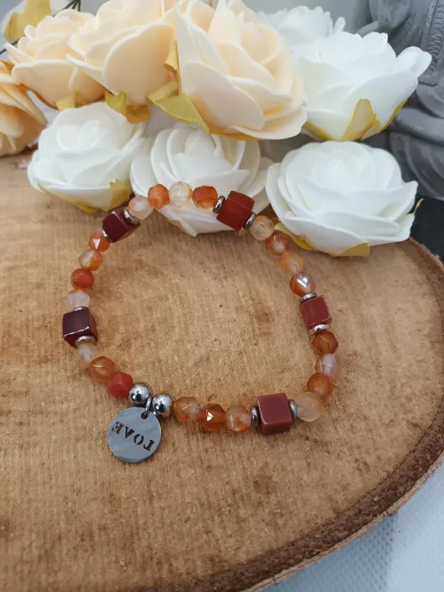 Bracelet cornaline facettée et cubes, rond « love »