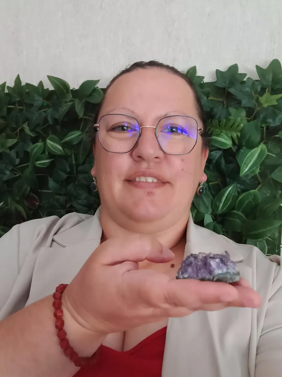 Claire, créatrice, tenant une géode d’améthyste